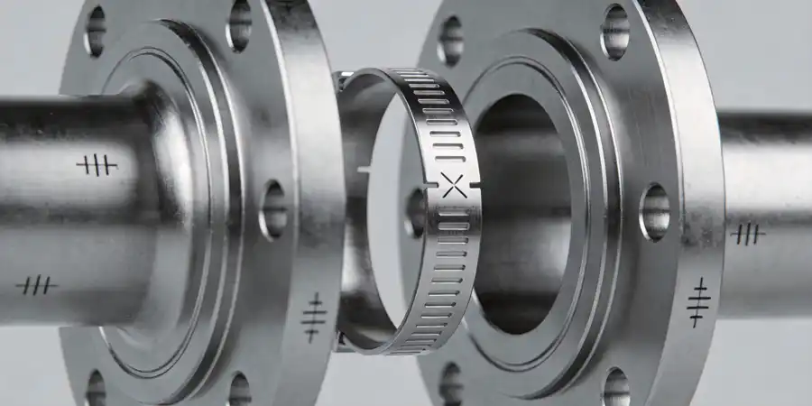 Technical diagram showing cross-section of KF centering ring installation between vacuum flanges with alignment indicators